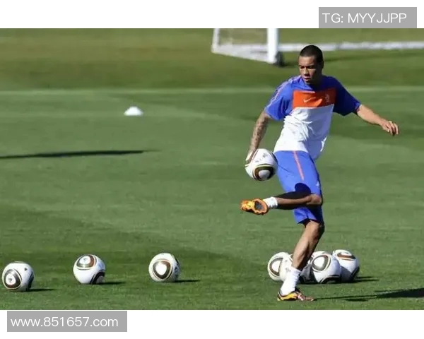 足球明星展现颠球技巧训练过程与精彩瞬间的完美结合